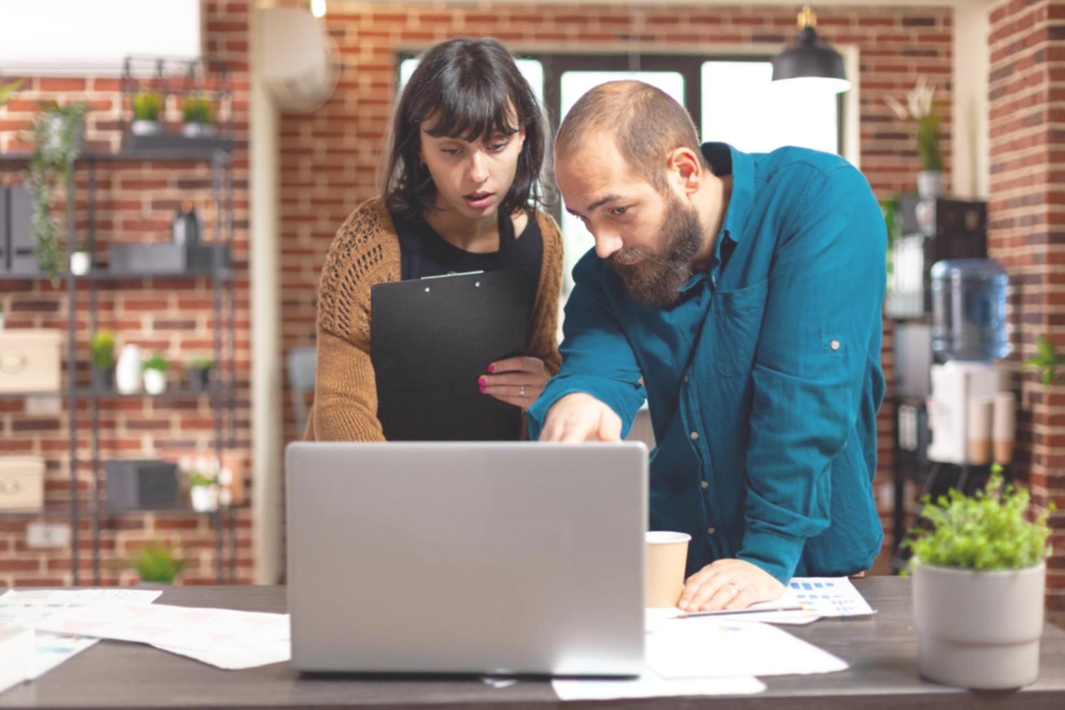 Equipo de solariqexar trabajando en análisis financiero